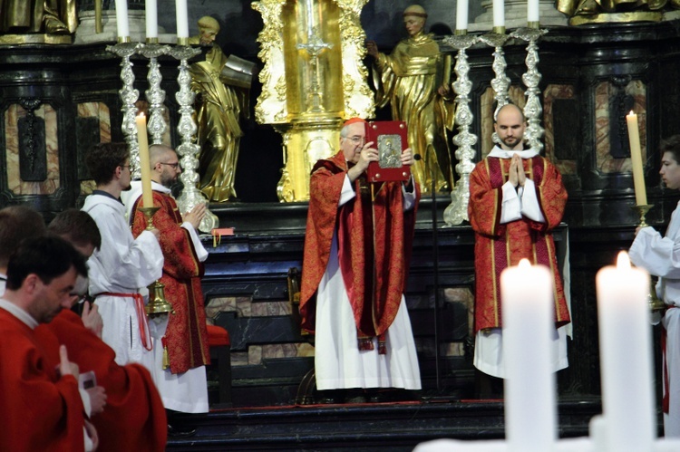 Poświęcenie nowej sukienki na odnalezionym obrazie Matki Bożej Śnieżnej