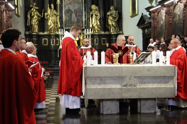 Poświęcenie nowej sukienki na odnalezionym obrazie Matki Bożej Śnieżnej