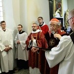 Poświęcenie nowej sukienki na odnalezionym obrazie Matki Bożej Śnieżnej