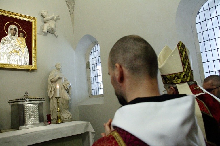 Poświęcenie nowej sukienki na odnalezionym obrazie Matki Bożej Śnieżnej
