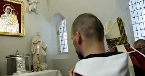 Poświęcenie nowej sukienki na odnalezionym obrazie Matki Bożej Śnieżnej