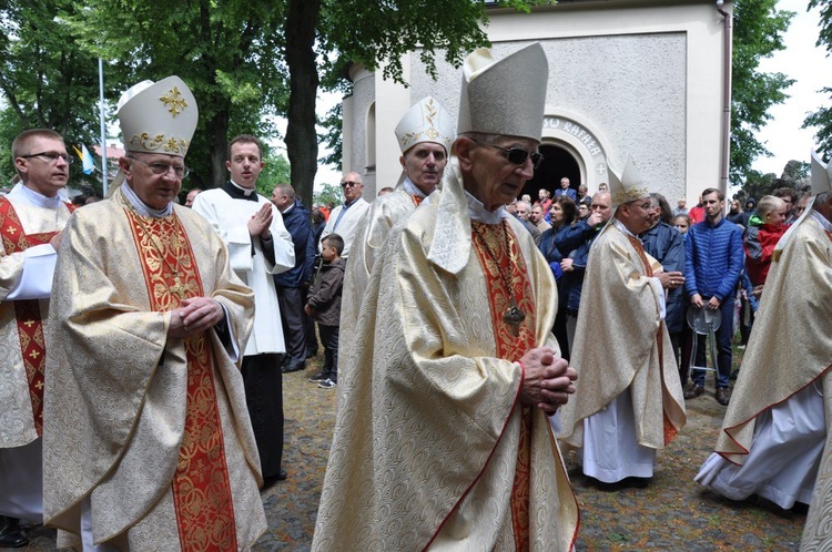 Mężczyźni i młodzieńcy na Górze Świętej Anny