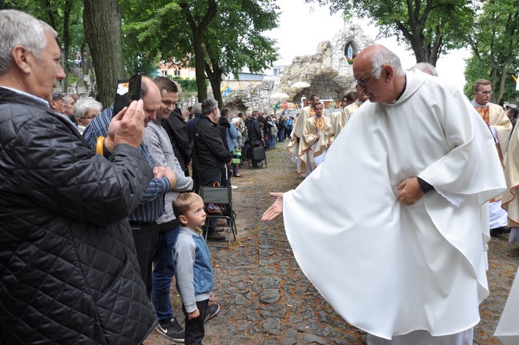 Mężczyźni i młodzieńcy na Górze Świętej Anny