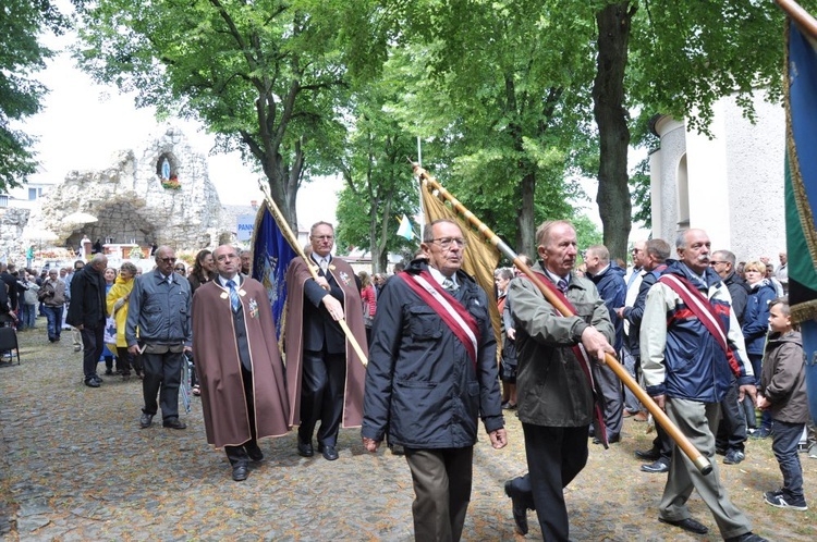 Mężczyźni i młodzieńcy na Górze Świętej Anny