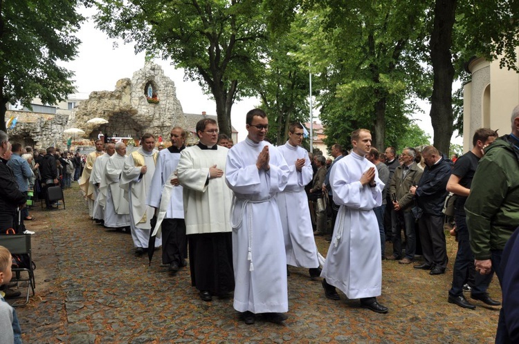 Mężczyźni i młodzieńcy na Górze Świętej Anny