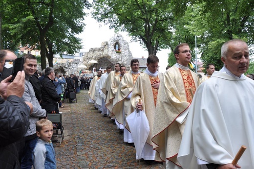 Mężczyźni i młodzieńcy na Górze Świętej Anny