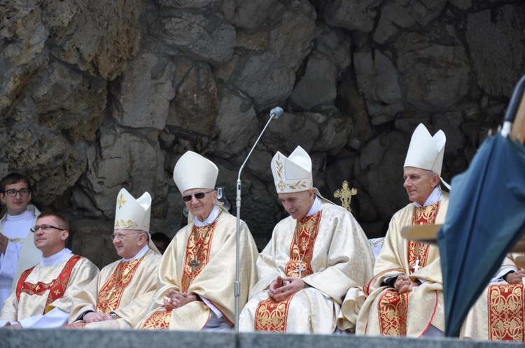 Mężczyźni i młodzieńcy na Górze Świętej Anny