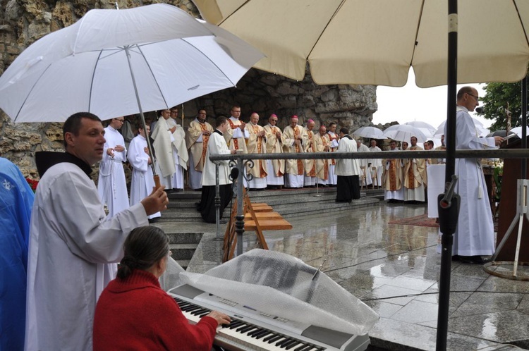 Mężczyźni i młodzieńcy na Górze Świętej Anny