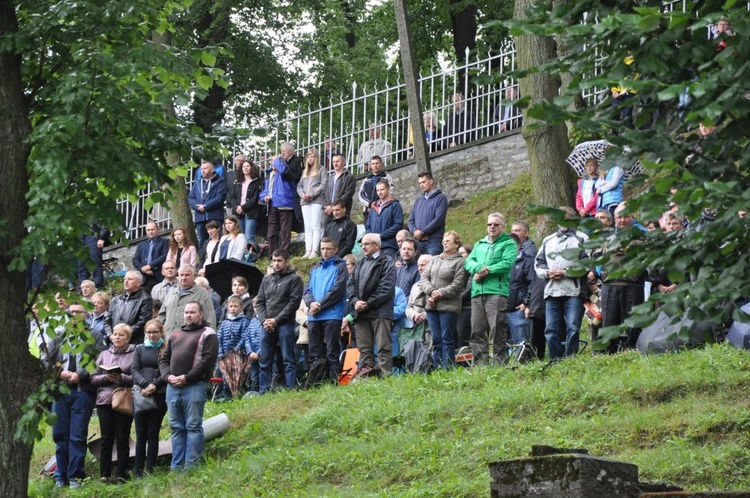 Mężczyźni i młodzieńcy na Górze Świętej Anny