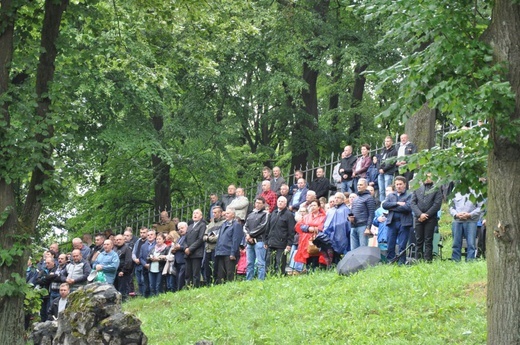 Mężczyźni i młodzieńcy na Górze Świętej Anny