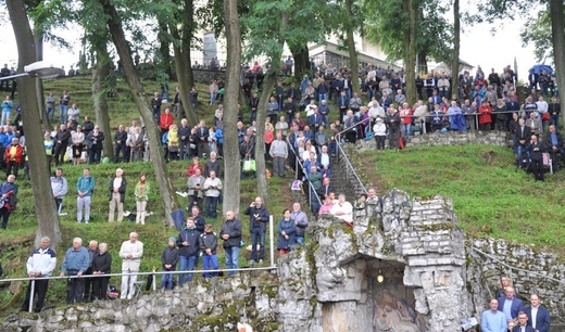 Mężczyźni i młodzieńcy na Górze Świętej Anny