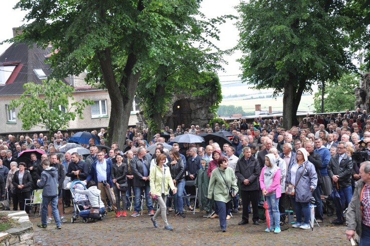 Mężczyźni i młodzieńcy na Górze Świętej Anny