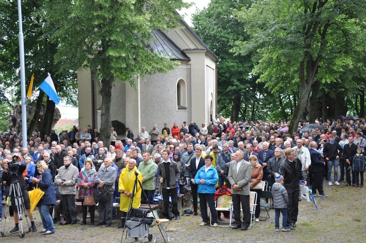 Mężczyźni i młodzieńcy na Górze Świętej Anny