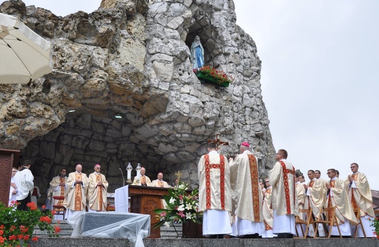 Mężczyźni i młodzieńcy na Górze Świętej Anny