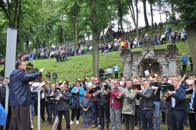 Mężczyźni i młodzieńcy na Górze Świętej Anny