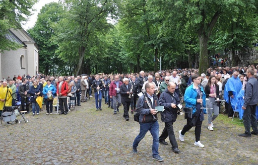 Mężczyźni i młodzieńcy na Górze Świętej Anny