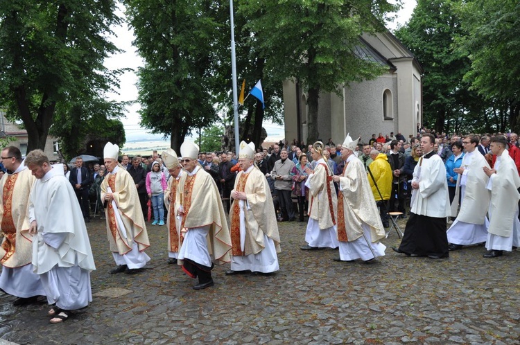 Mężczyźni i młodzieńcy na Górze Świętej Anny