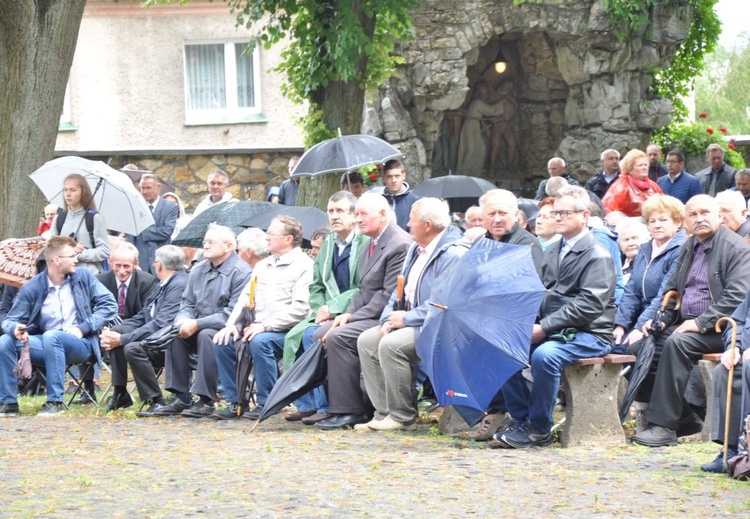 Mężczyźni i młodzieńcy na Górze Świętej Anny