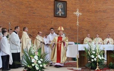 Kościół poświęcił bp Henryk Tomasik