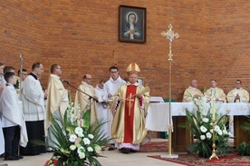 Kościół poświęcił bp Henryk Tomasik