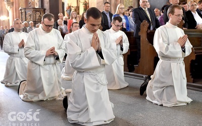 Tuż przed przyjęciem posługi klerycy na kolanach modlili się o godne jej sprawowanie.