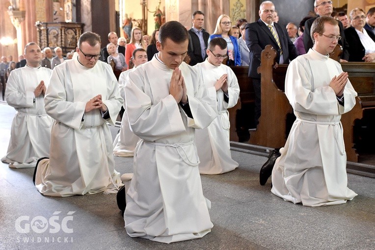 Tuż przed przyjęciem posługi klerycy na kolanach modlili się o godne jej sprawowanie.