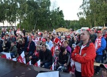 Proboszcz ks. Rafał Babicki (po prawej w czerwonej kurtce) i parafianie oglądali mecz Polaków