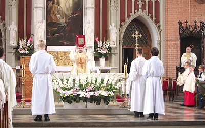 	Sympozjum poprzedziła Msza św. w katedrze św. Jana Ewangelisty w Kwidzynie. Eucharystii przewodniczył bp Jacek Jezierski, a uczestniczyli w niej kanonicy Kwidzyńskiej Kapituły Katedralnej.