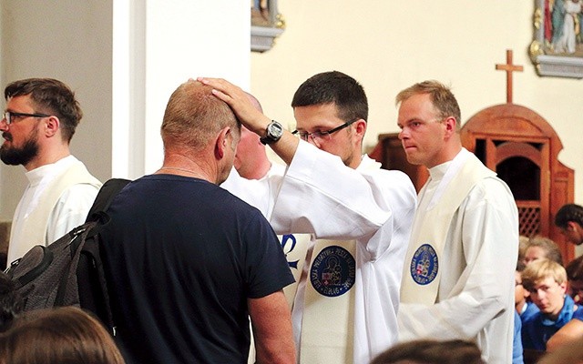 Pątnicy i osoby, którym bliska sercu jest taka wędrówka,  nie zapominają o modlitwie w intencji powodzenia dzieła oraz księży odpowiedzialnych za jej organizację.  