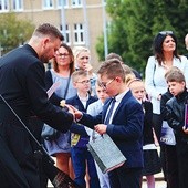 Dzieci świadectwa odebrały 22 czerwca, a później wspólnie z nauczycielami i rodzicami uczestniczyły we Mszy św. 