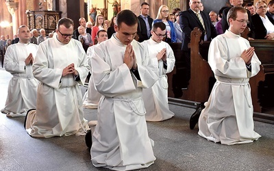 ►	Tuż przed przyjęciem posługi klerycy na kolanach modlili się o godne jej sprawowanie.