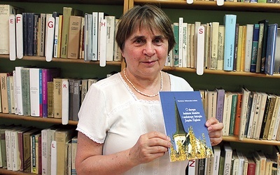 ▲	Krystyna Oniszczuk-Awiżeń jest historykiem, muzealnikiem i dziennikarzem.