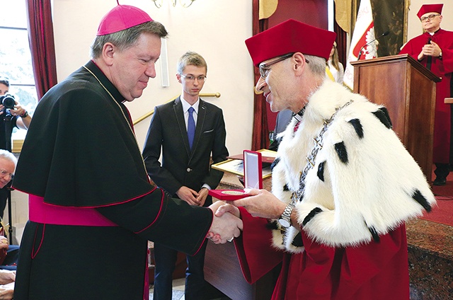 Arcybiskup Kupny, czyli Wielki Kanclerz PWT, otrzymuje specjalny Złoty Medal PWT.