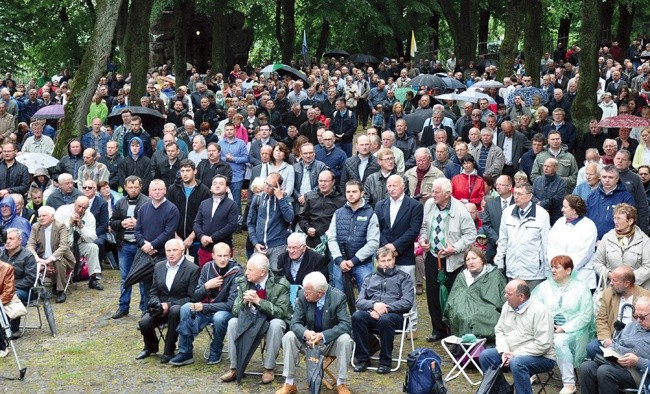 Tradycję przyjeżdżania na tę pielgrzymkę podejmują kolejne pokolenia mężczyzn.