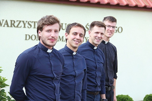 Pierwsi neoprezbiterzy (od lewej:) Piotr Loose, Tadeusz Biela, Łukasz Preising i Jan Płottke.
