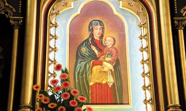 Matkę Bożą Mikołowską znajdziesz w bocznym ołtarzu bazyliki św. Wojciecha.