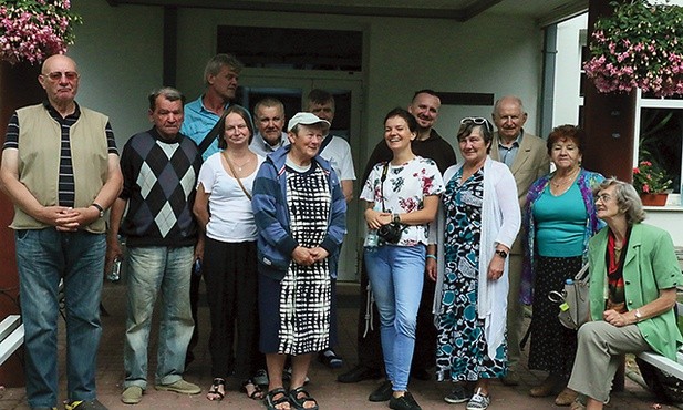 Grupa z wolontariuszami przed podróżą do Krasnobrodu.