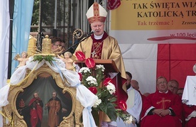 ▼	– Musimy nieustannie wyrażać dezaprobatę wobec zła, musimy zrobić wszystko, co w naszej mocy, aby bronić wartości prawdy, dobra i piękna  – mówił bp Szlachetka.