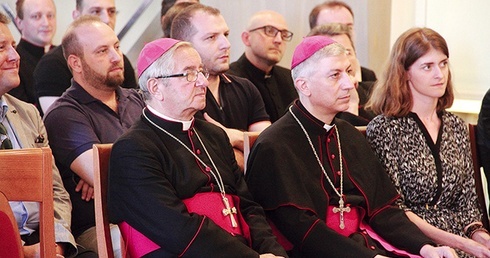 ▲	Maronicki arcybiskup podkreślił, że trudna sytuacja jego kraju stanowi ogromną próbę wiary dla mieszkających tam chrześcijan.