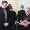 ▲	Metropolita posyła kapłanów do nowych zadań.