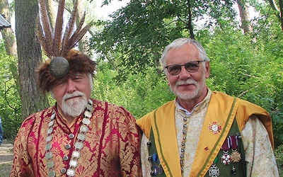 Krzysztof Iwańczuk (z lewej) ze starszym bractwa Mariuszem Foglem.