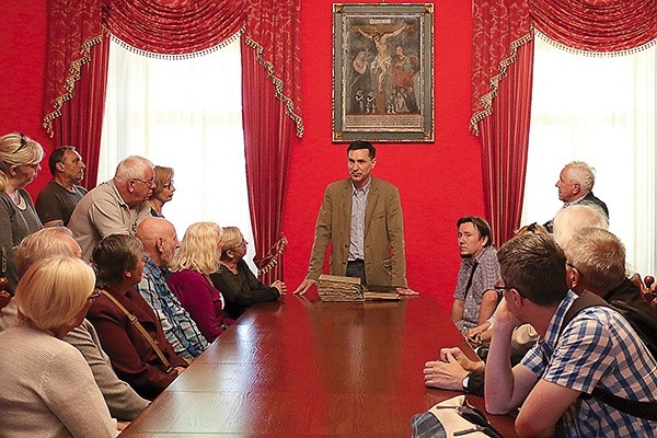 Prof. Dariusz Kupisz przybliżył dzieje budowli i jej gości.