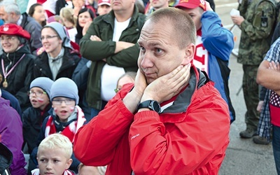 ◄	Ks. Rafał Babicki mocno przeżywał sytuację na stadionie.