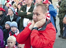 ◄	Ks. Rafał Babicki mocno przeżywał sytuację na stadionie.