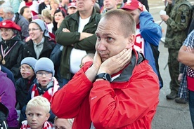 ◄	Ks. Rafał Babicki mocno przeżywał sytuację na stadionie.