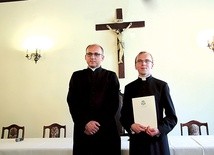 ▲	Dotychczasowy rektor WSD w Łowiczu ks. Sławomir Wasilewski (po lewej) objął parafię w Makowie. Pomagać mu będzie ks. Jakub Zakrzewski.
