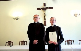 ▲	Dotychczasowy rektor WSD w Łowiczu ks. Sławomir Wasilewski (po lewej) objął parafię w Makowie. Pomagać mu będzie ks. Jakub Zakrzewski.