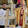 Podczas Mszy św. abp Józef Górzyński poświęcił odnowiony krzyż.