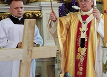 Podczas Mszy św. abp Józef Górzyński poświęcił odnowiony krzyż.