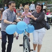 ▲	Rower – konkursowa nagroda ufundowana przez ministra Stanisława Szweda – trafił do małej Karolinki.